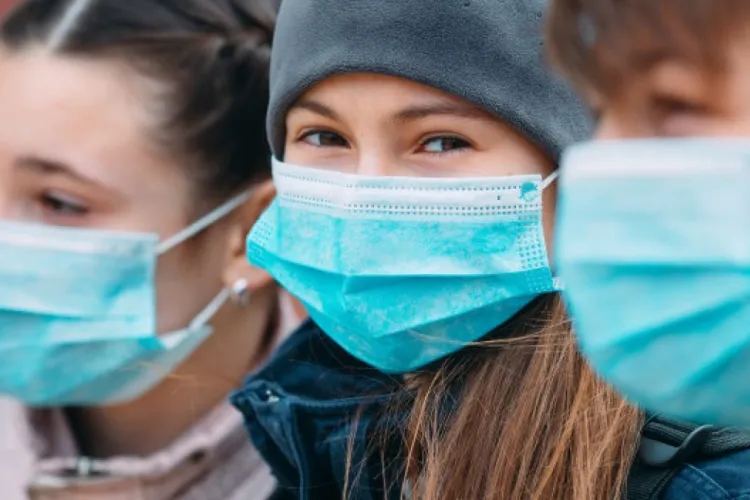 Guvernul susține că este ”absolut imposibil” să asigure măști pentru toți elevii și profesorii din România