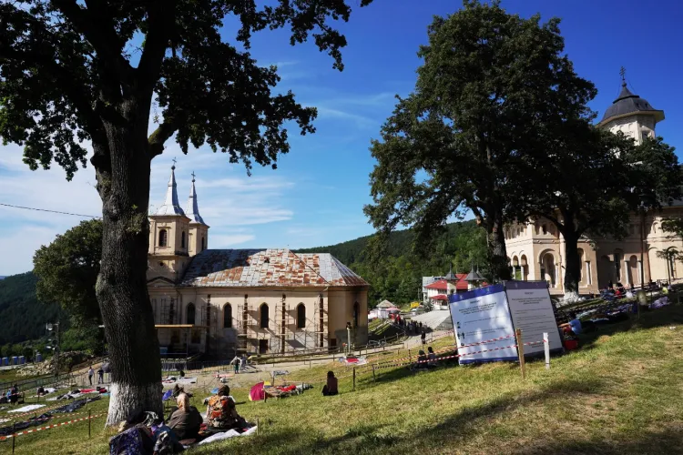 Număr foarte mic de pelerini la Mănăstirea de la Nicula: Icoana nu poate fi pupată