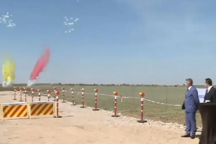 Șantier de autostradă din România inaugurat cu artificii în prezența lui Orban. MT: Nu am știut ce va fi