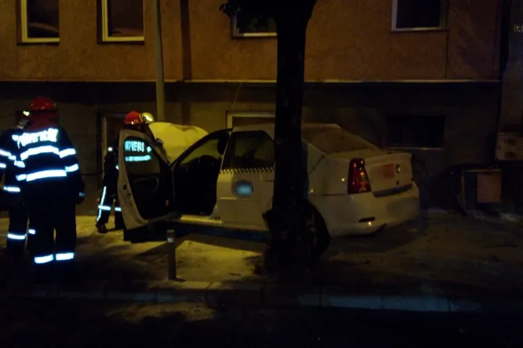 Accident cu trei victime pe Calea Turzii. Un taxi a ieșit de pe carosabil și a luat foc FOTO