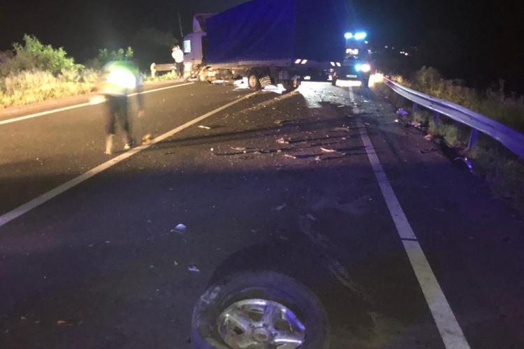 Accident cu două victime pe un drum din Cluj. O șoferiță a intrat pe contrasens FOTO