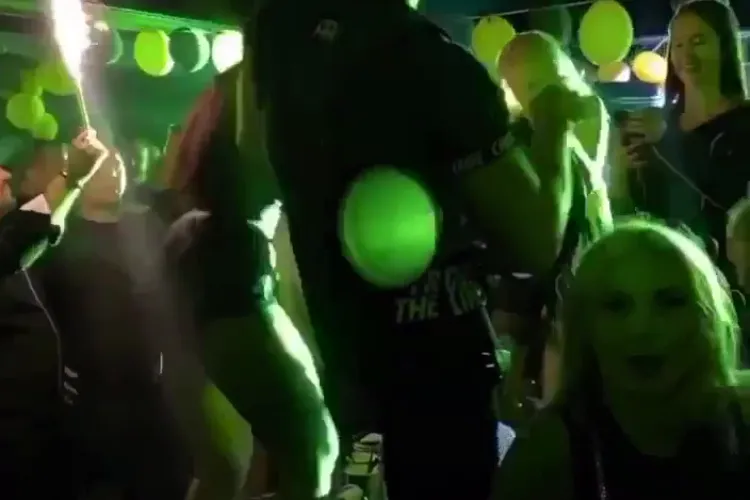 Dansuri pe masă la petrecerea din Feleacu. Organizatorul e chemat la Poliție - VIDEO