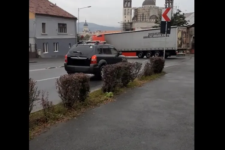 Șofer ”profesionist” întoarce TIR-ul în plină stradă, pe Calea Turzii VIDEO