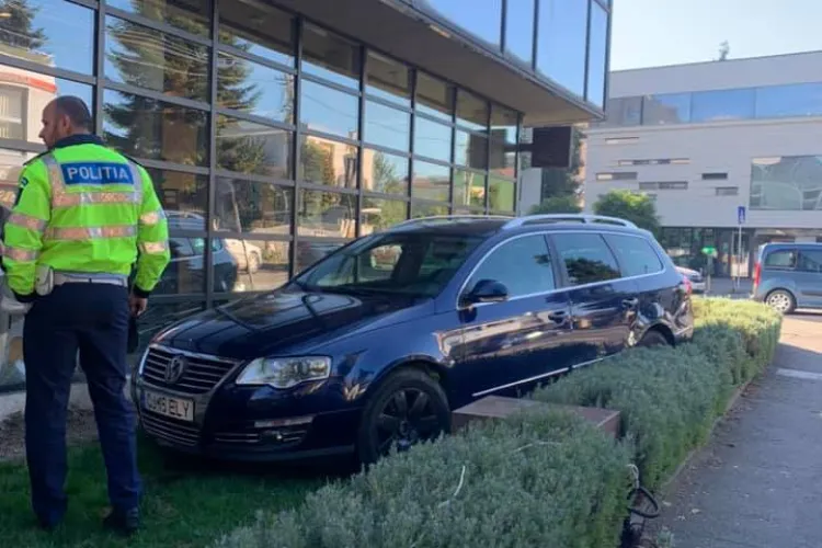 Bătrânică, pericol la volan! A ieșit de pe drum și era să intre în vitrina Panemar, de pe Septimiu Albini - FOTO