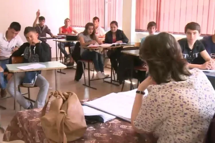 O învățătoare către ministrul Educației: Ați promis că reduceți programa școlară. Răspuns: Este dificil, dar am redus din hârtii   