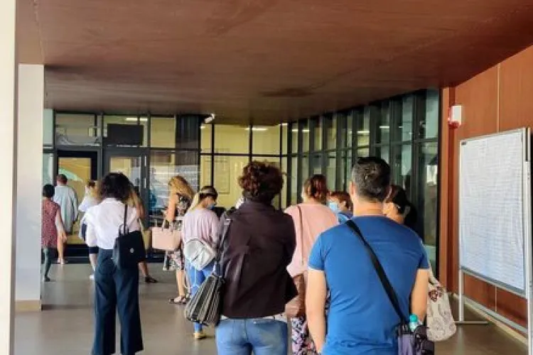 Inspectoratul Școlar Cluj ține profesorii la coadă pentru ridicarea unor acte, dar vrea să facă școală online - FOTO 