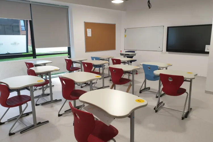 Royal School își deschide porțile noilor facilități. Au revenit desenele pline de culoare ale copiilor pe pavajul școlii (P)