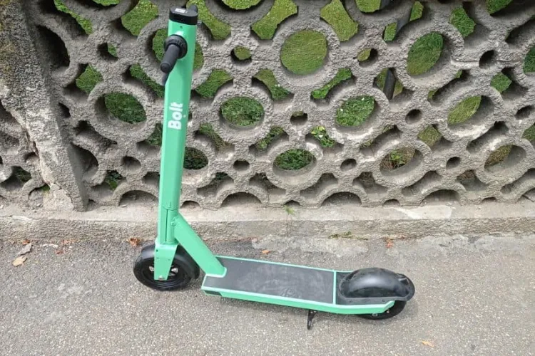 O fetiță de 5 ani lăsată de tată să se dea cu trotineta electrică a plonjat lată pe trotuar: Idiot de părinte care ești!!!    