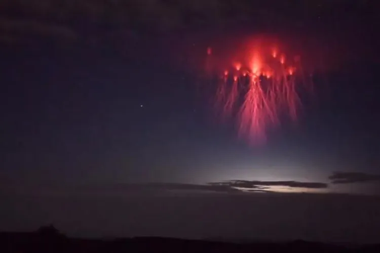 Fenomene meteo greu de surprins! Ce este ”meduza roșie” cu tentacule electrice 