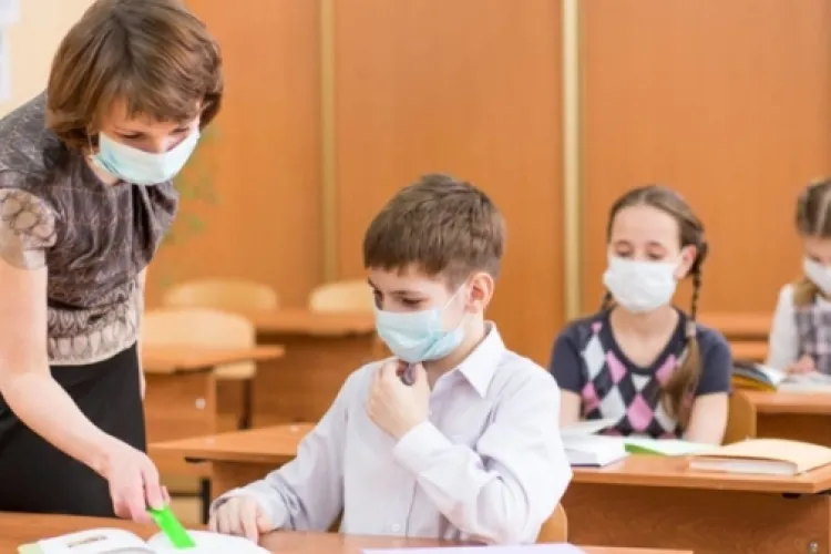 Ghidul pentru începerea școlii: Orele au 55 de minute, pauzele 5 minute. Copiii sunt ținuți în bănci, fără ieșiri în curte