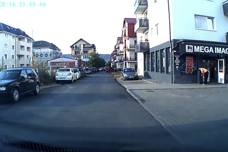 CLUJ: Paznic de supermarket filmat în timp ce scormonea în gunoi după măști pentru a le refolosi VIDEO