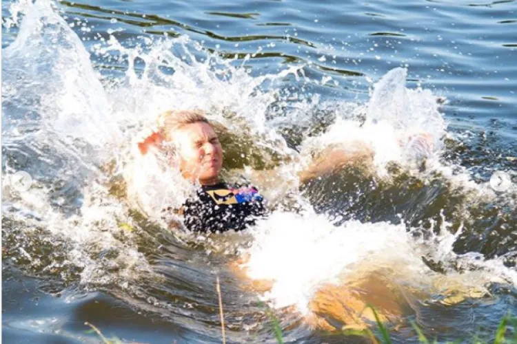 Simona Halep a câștigat trofeul la Praga și s-a aruncat în fluviul Vltava. Imagini virale
