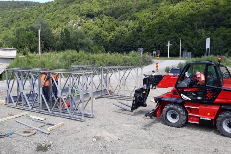 Atenție, șoferi! Se montează un pod metalic provizoriu la Valea Drăganului