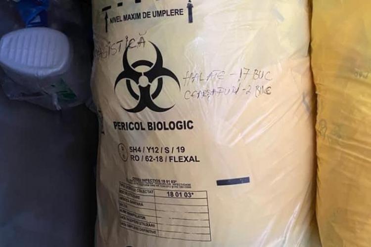 Sac însemnat cu ”Pericol biologic”, plin cu halate, găsit în ghena de gunoi de la un bloc din Gheorgheni - FOTO