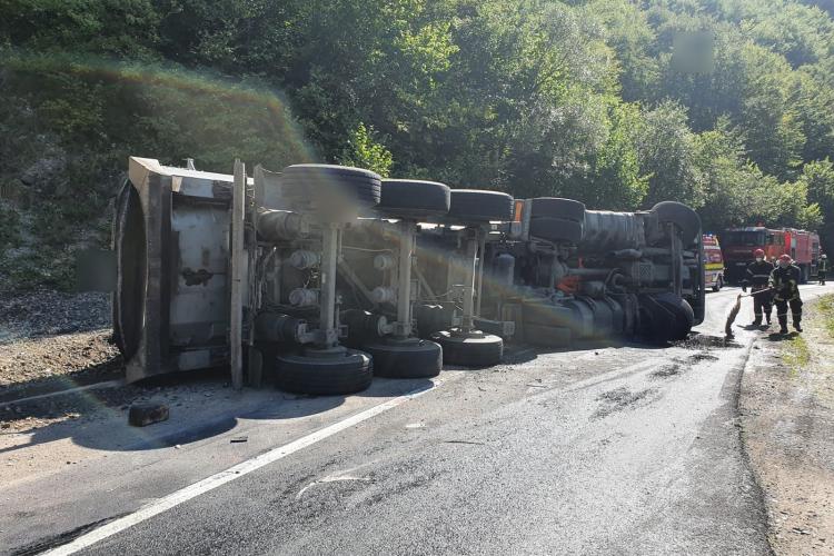 Basculantă plină cu nisip, răsturnată pe un drum din Cluj FOTO