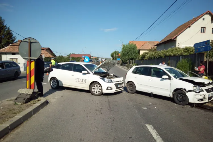 Accident cu o victimă la Tureni. O tânără a ajuns la spital FOTO