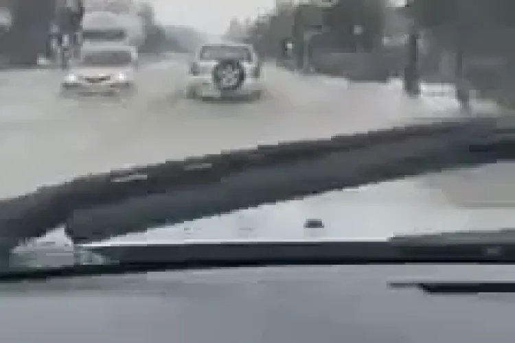 Strada Corneliu Coposu, din Cluj-Napoca, s-a transformat în lac - VIDEO