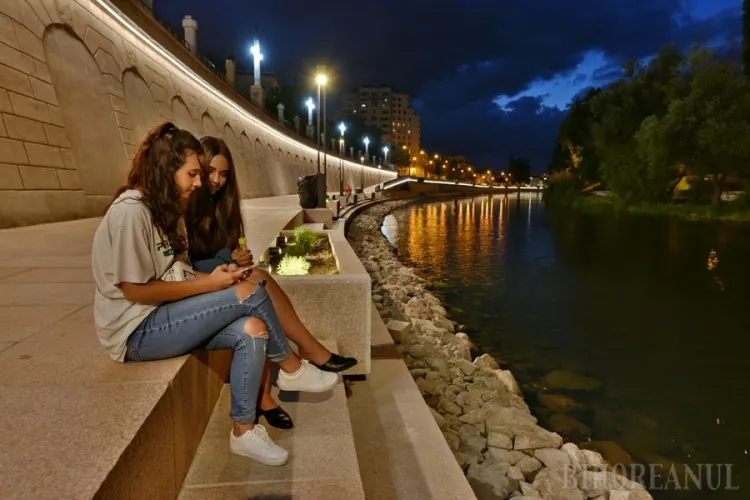 Oradea are o promenadă pe malul Crișului Repede de toată frumusețea. Clujul promite de ani de zile modernizarea Someșului