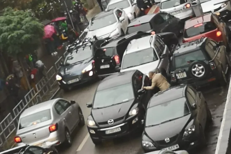 Secvență din traficul clujean, surprinsă la miezul zilei! Părinții își iau copiii de la școală - FOTO