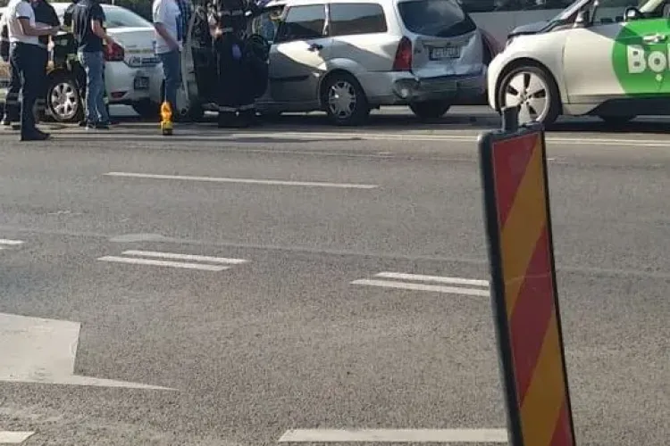 Accident pe Calea Florești! Trei mașini s-au lovit la semaforul de la Penny - FOTO