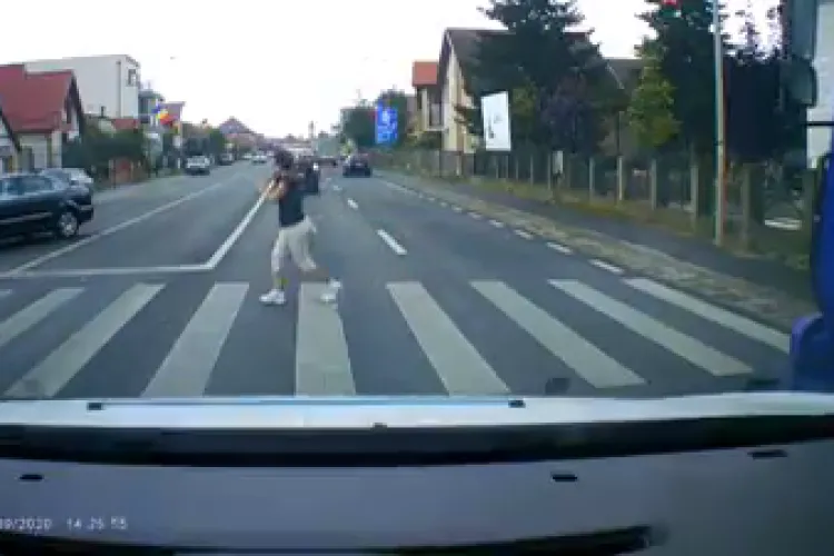 Accident filmat în Florești, la trecerea de pietoni. Riști să te omoare ca pieton, deși respecți legea - VIDEO