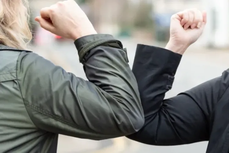 OMS nu mai recomandă salutul cu cotul. Cum ar trebui să se întâmpine oamenii