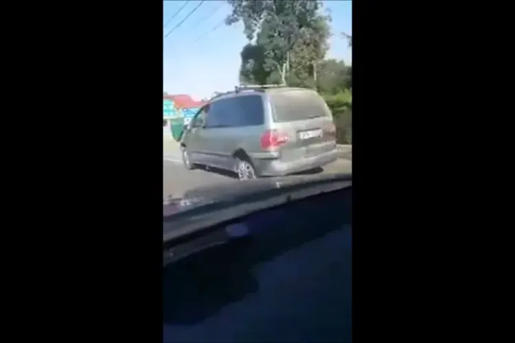 Cluj: Șofer care circulă fără anvelopă la o roată prin Gilău: Noul model de roată de rezervă - VIDEO