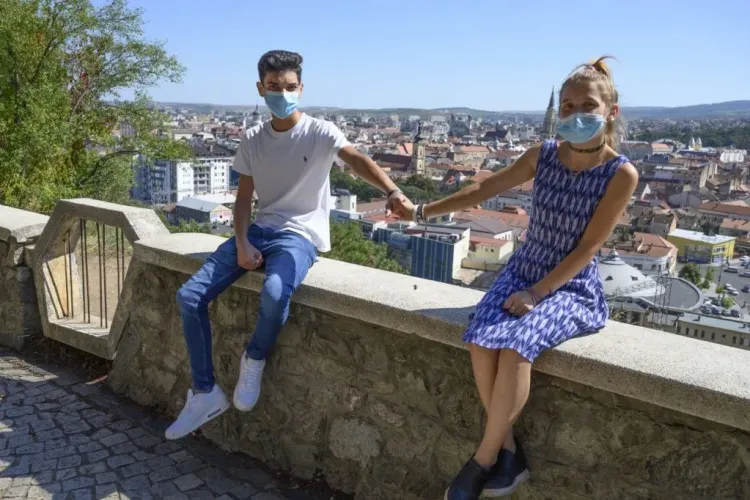 Doi copii de la Pata Rât, susținuți să meargă la licee de top din Cluj-Napoca