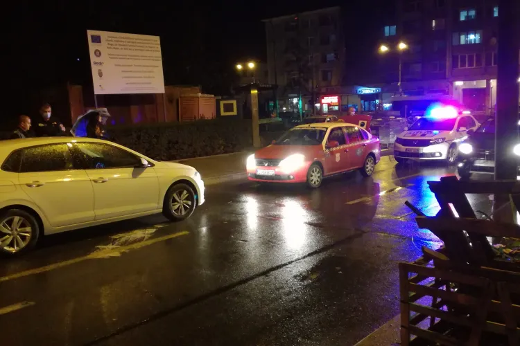 Accident pe strada Republicii! A ”uitat” să vireze stânga și s-a dus spre Piața Păcii. Polițiștii abia comunicau cu șoferul - FOTO