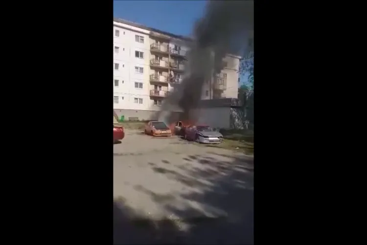 O mașină a luat foc în Câmpia Turzii, iar oamenii s-au panicat că se aprind și altele - VIDEO