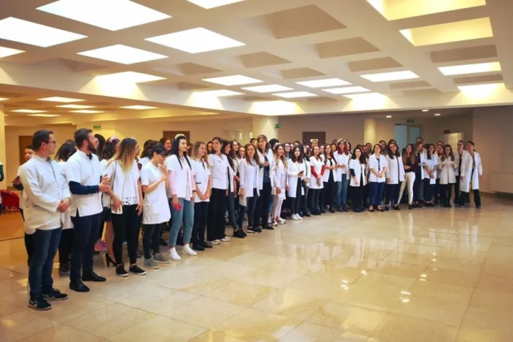 20 de studenți străini cu COVID-19 în caminele UMF Cluj. CUm s-au infectat