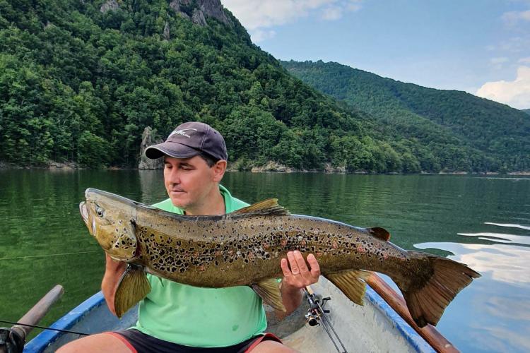 Monstrul din Tarnița a fost prins de un senator clujean pe lac! Se simte deja lipsa navigației - FOTO