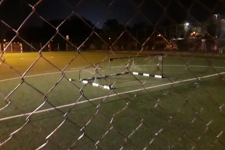 O poartă de fotbal din Parcul Grigorescu a căzut peste un copil care juca fotbal