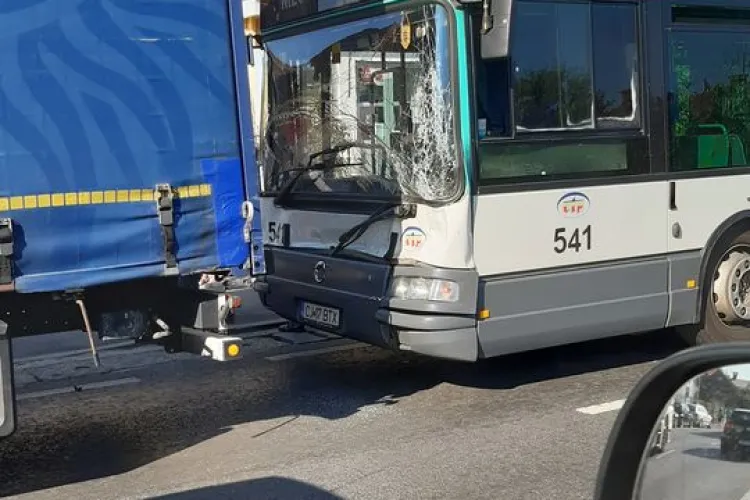 Șofer de autobuz neatent în Florești! - FOTO