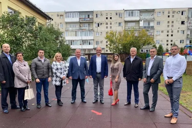 Remus Lăpușan a votat, susținut de toată echipa PRO România: Am votat pentru schimbare, pentru dezvoltare - FOTO