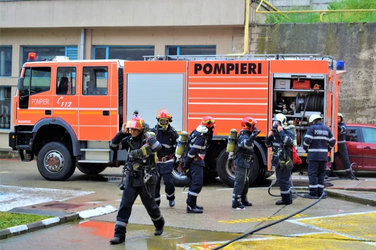 Incendiu la un apartament din Cluj-Napoca. În casă se aflau o mamă și doi copii