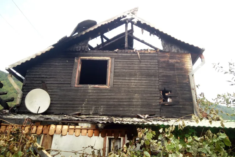 Cabană mistuita de flăcări la Someșu Rece. Incendiul a fost stins după câteva ore FOTO