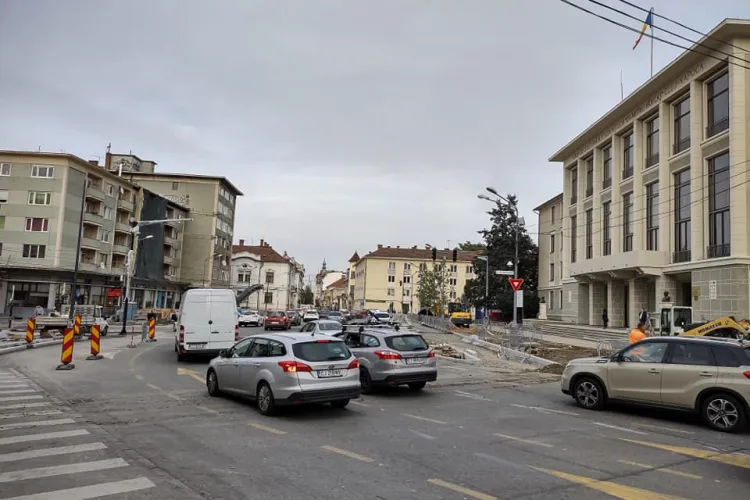 Piața Lucian Blaga trebuie finalizată în 30 noiembrie. Acolo e NODUL GORDIAN al traficului pe axa Vest - Est   