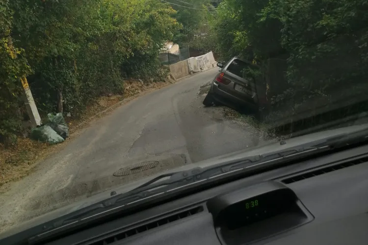 Parcă e concurs de accidente pe strada Uliului, din Cluj-Napoca. Două mașini ”eșuate” în câteva ori - FOTO