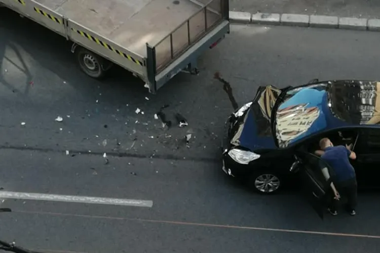 Accident pe strada Fabricii. Traficul a fost îngreunat FOTO
