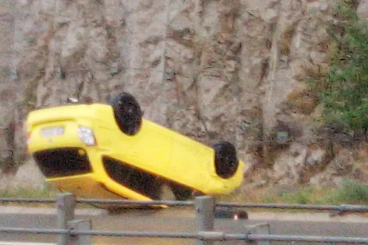 Ziua accidentelor la Cluj! Încă un șofer s-a răsturnat cu mașina FOTO