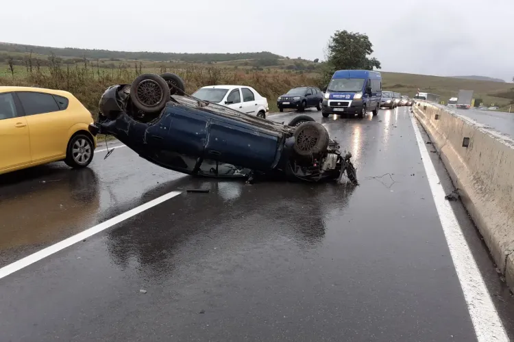 Un șofer s-a răsturnat cu mașina în Vâlcele. Noroc cu separatorul se sensuri - FOTO