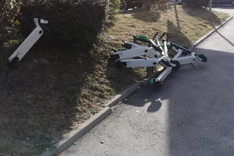 Clujenii se răzbună pe trotinetele electrice care ocupă trotuarele - FOTO