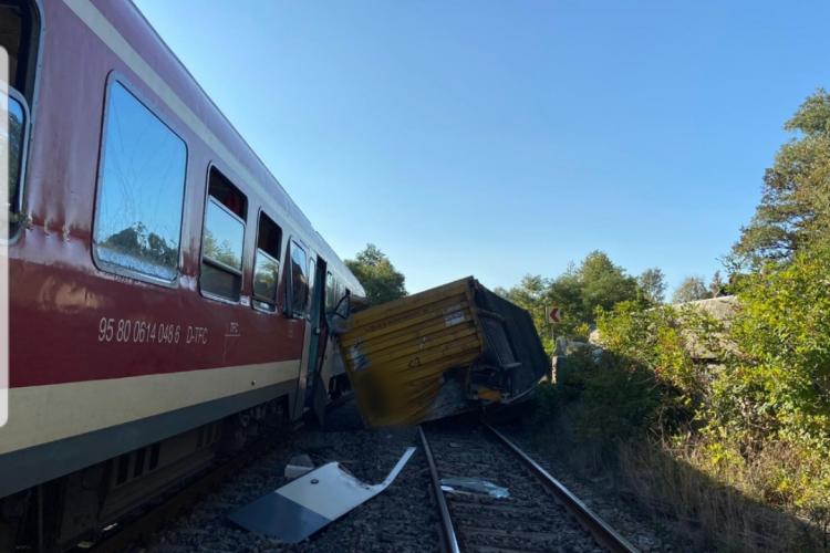 Accident feroviar la Poieni. Un container a căzut de pe o trailer și a fost lovit de tren - VIDEO și FOTO