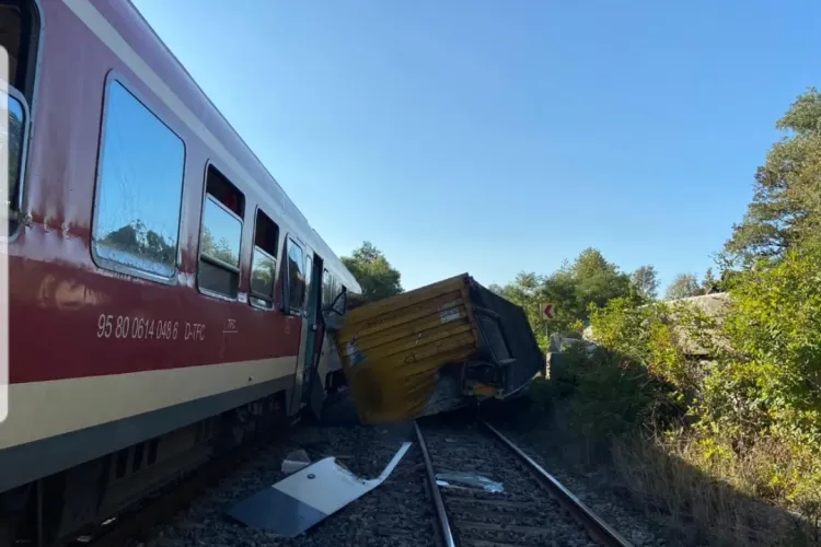 Accident feroviar la Poieni. Un container a căzut de pe o trailer și a fost lovit de tren - VIDEO și FOTO