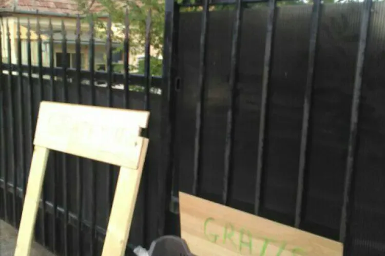 Gesturi din Cluj-Napoca! Oferă gratuit mere pe stradă trecătorilor - FOTO   