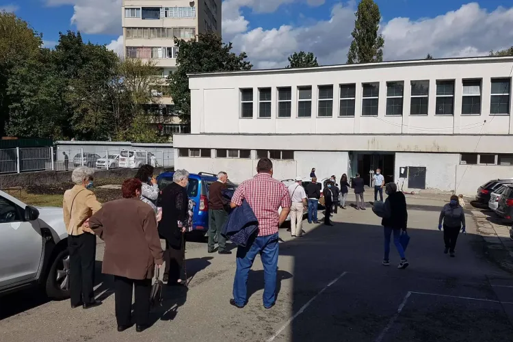 Cozi la unele secții de votare! Mergeți din timp ca să nu fie aglomerație - FOTO