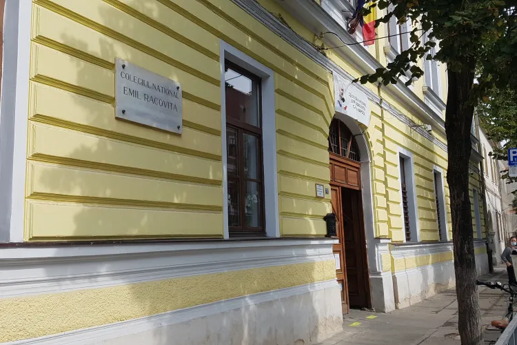 În jurul școlilor din Cluj se va purta mască! E obligatoriu și OFICIAL de marți dimineața - VIDEO