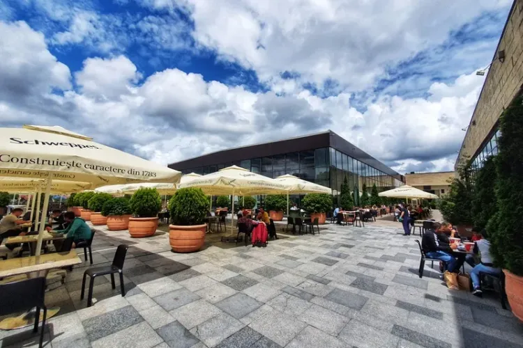 Foodcourt-ul Iulius Mall Cluj se mută pe terasa în aer liber (P)
