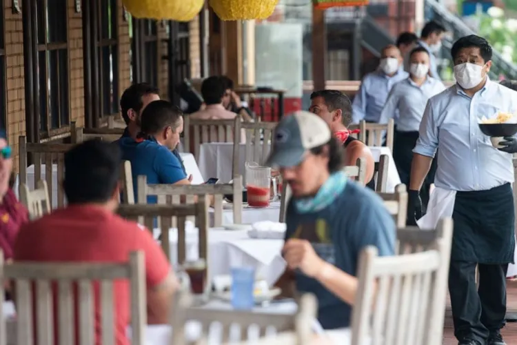 Un studiu arată că bolnavii de Covid au șanse duble de a lua boala de la restaurant   
